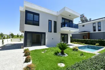 Side detached modern villa with pool and garden
